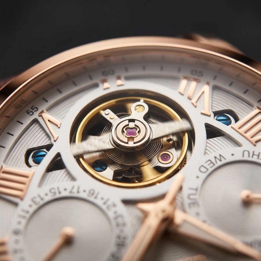 Detalle del mecanismo visible del reloj